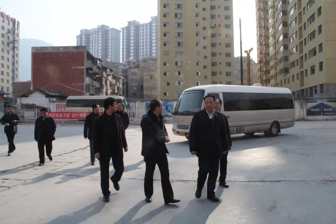 隴南市委常委、常務(wù)副市長張慶宏、副市長徐世林、市人大副主任陳榮等一行深入隴運集團(tuán)公司武都汽車站開展春節(jié)前走訪慰問活動