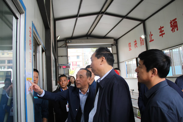 市安委辦主任、安監(jiān)局局長(zhǎng)李永宏一行到隴運(yùn)集團(tuán)公司檢查指導(dǎo)工作