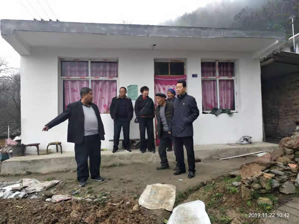 隴運(yùn)集團(tuán)公司開(kāi)展“解難題、辦實(shí)事、送溫暖”主題黨日活動(dòng)